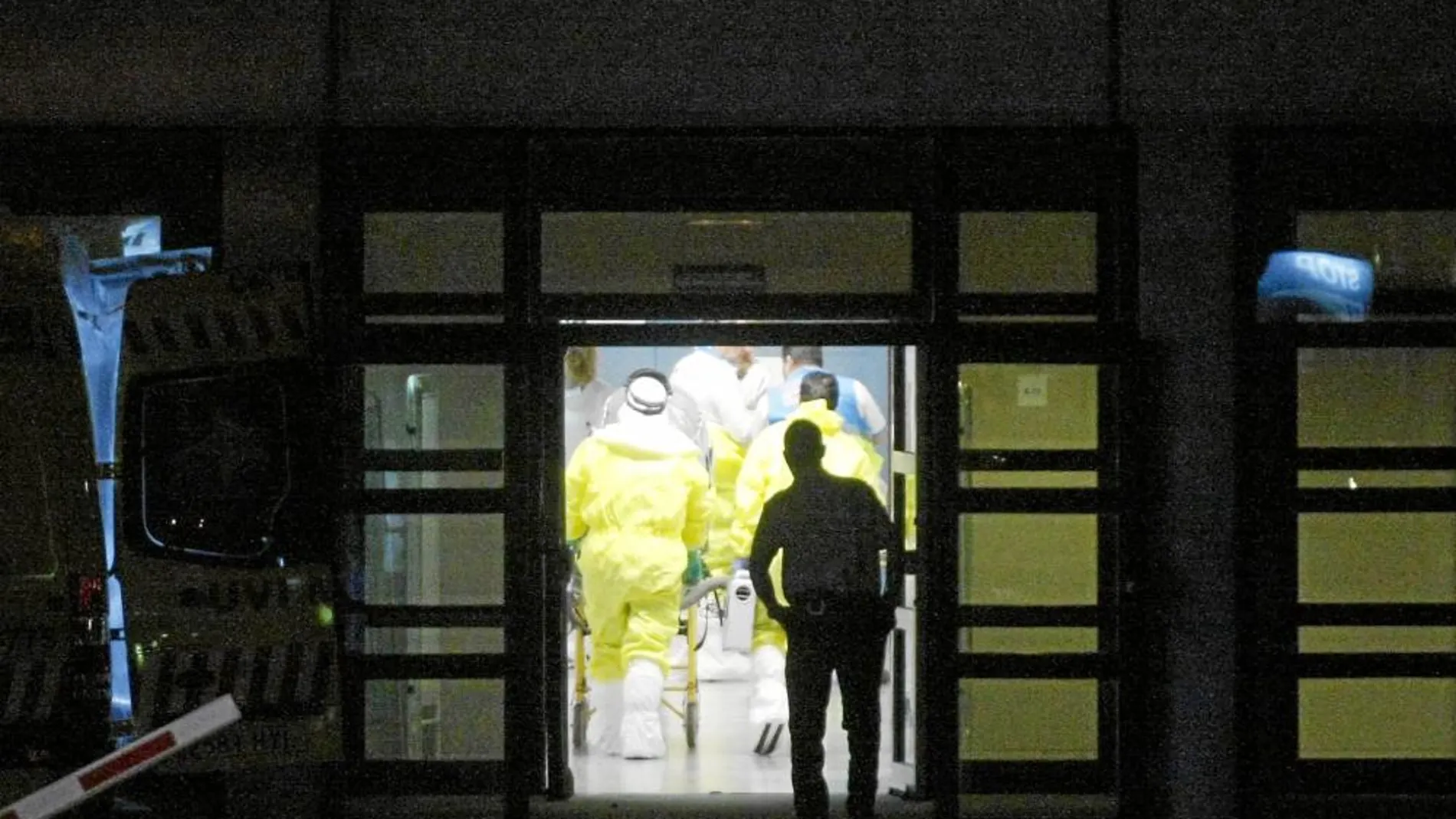 Imagen del hospital de Alcorcón momentos antes del traslado de la afectada al hospital Carlos III