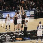 Marc y Pau Gasol dan el salto inicial del partido