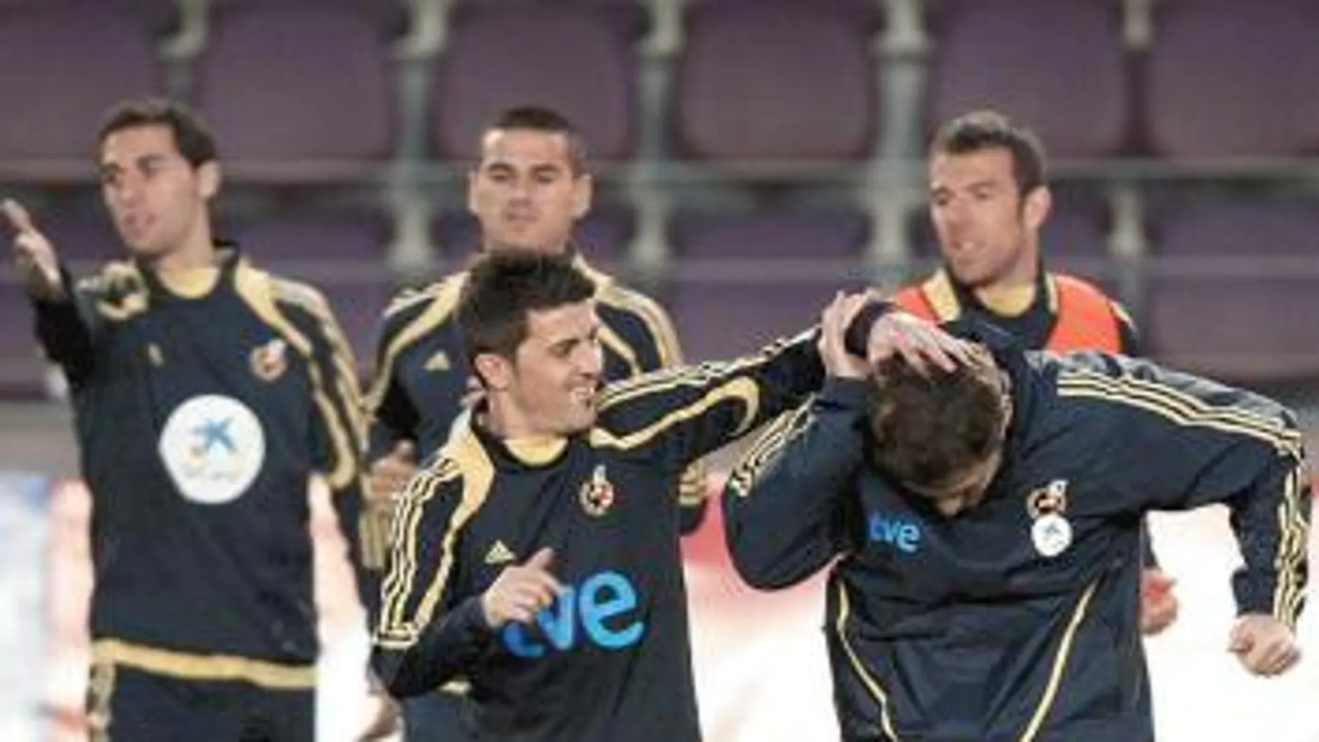 Villa bromea con Casillas durante el entrenamiento de ayer en Estambul