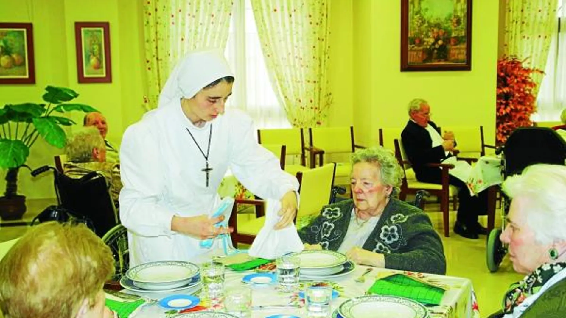 Las Seglares Reparadoras atienden a ancianos por caridad cristiana, no por un sueldo