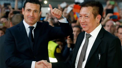 El propietario del Valencia, Peter Lim, y Amadeo Salvo, en Mestalla