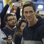 Fernando Torres junto a los aficionados que le esperaban en el aeropuerto a su llegada a Madrid.