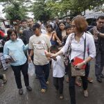 Los familiares de la mujer filipina condenada a muerto, Mary Jane Veloso, a su llegada a la isla de Nusakambangan, en Java