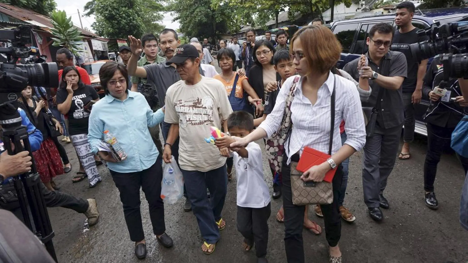 Los familiares de la mujer filipina condenada a muerto, Mary Jane Veloso, a su llegada a la isla de Nusakambangan, en Java