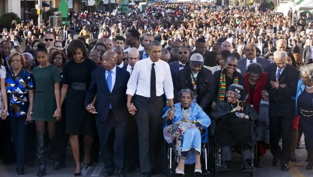 El mandatario Barack Obama junto a su familia en la conmemoración del «Domingo Sangriento» en Selma