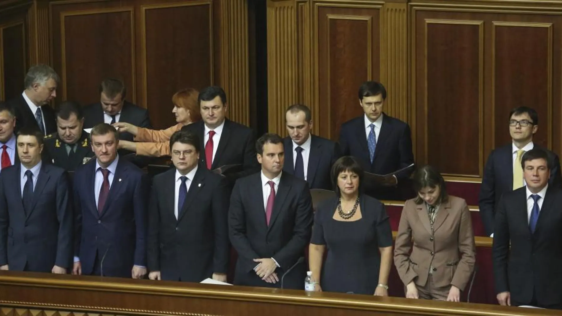 Ministros del nuevo gobierno europeísta del primer ministro ucraniano, Arseniy Yatsenyuk, fotografiados durante la sesión de la Rada Suprema (Parlamento)