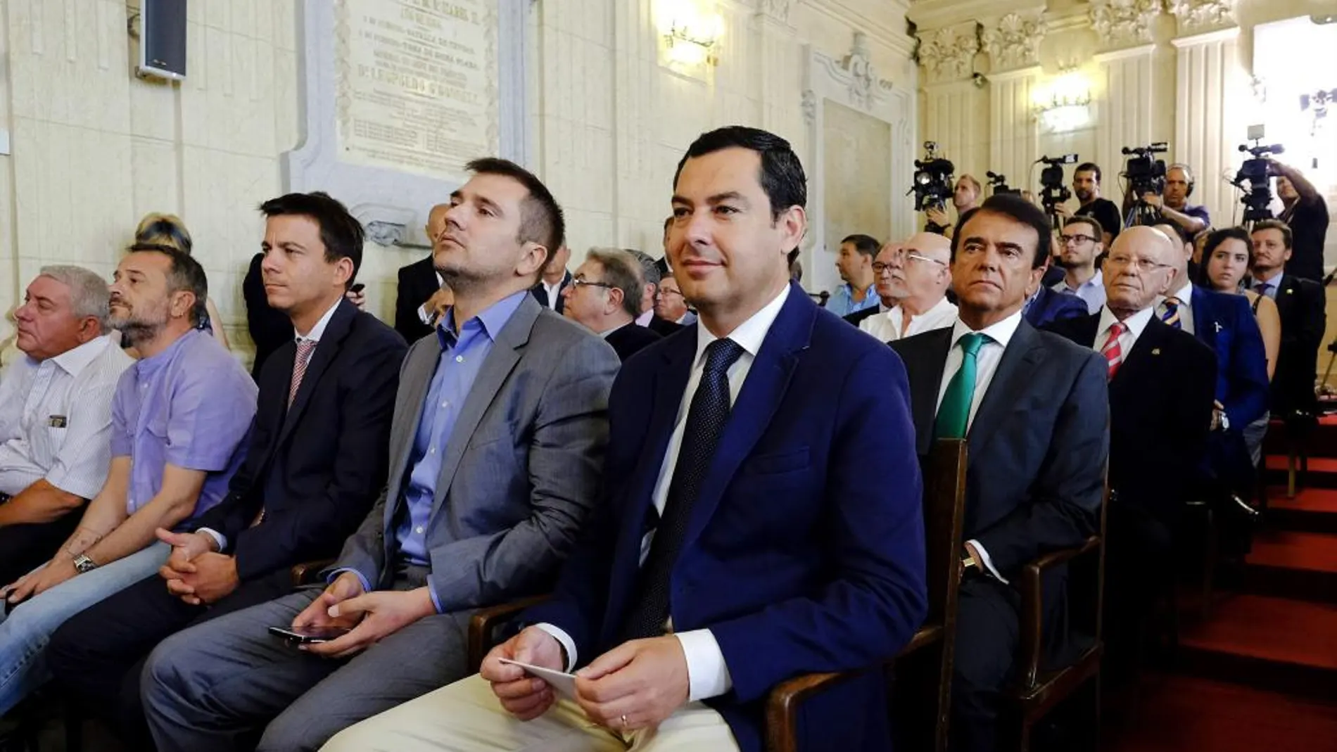 El presidente del PP andaluz, Juanma Moreno, (dch), durante el acto en el que ha sido investido nuevo alcalde de la ciudad el popular Francisco de la Torre.
