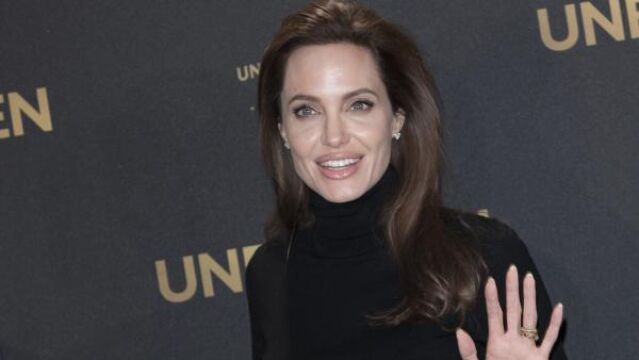 La actriz y directora estadounidense Angelina Jolie llega a un pase gráfico de la película "Unbroken"