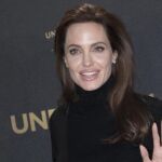 La actriz y directora estadounidense Angelina Jolie llega a un pase gráfico de la película "Unbroken"