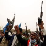 Partidarios del expresidente Alí Abdalá Saleh protestan contra la coalición árabe que lucha en el Yemen contra los combatientes hutíes, en Saná.