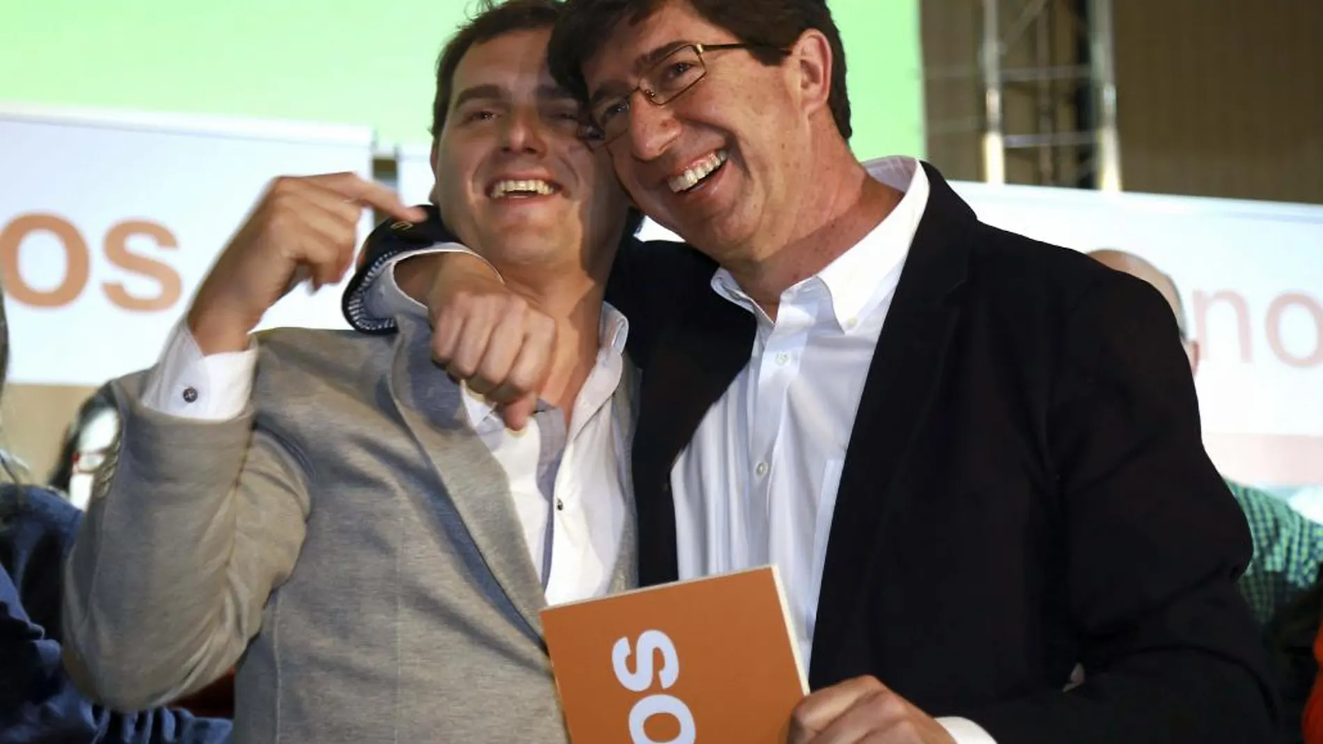 El presidente de Ciudadanos, Albert Rivera (i), durante el acto electoral en Granada en el que ha estado acompañado por Juan Marín, candidato de este partido a la Junta.