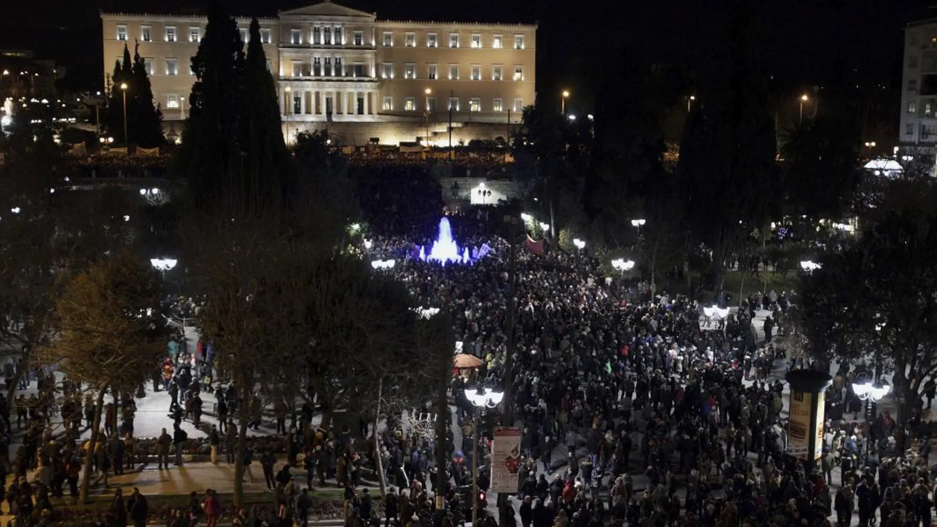 Vista de la manifestación a las puertas del parlamento griego para apoyar la posición del Gobierno