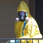 Un sanitario trabaja en el apartamento del enfermo de ébola en Dallas.