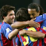 Messi, con el dorsal 30, celebrara junto a Deco y Ronaldinho su tanto ante el Albacete