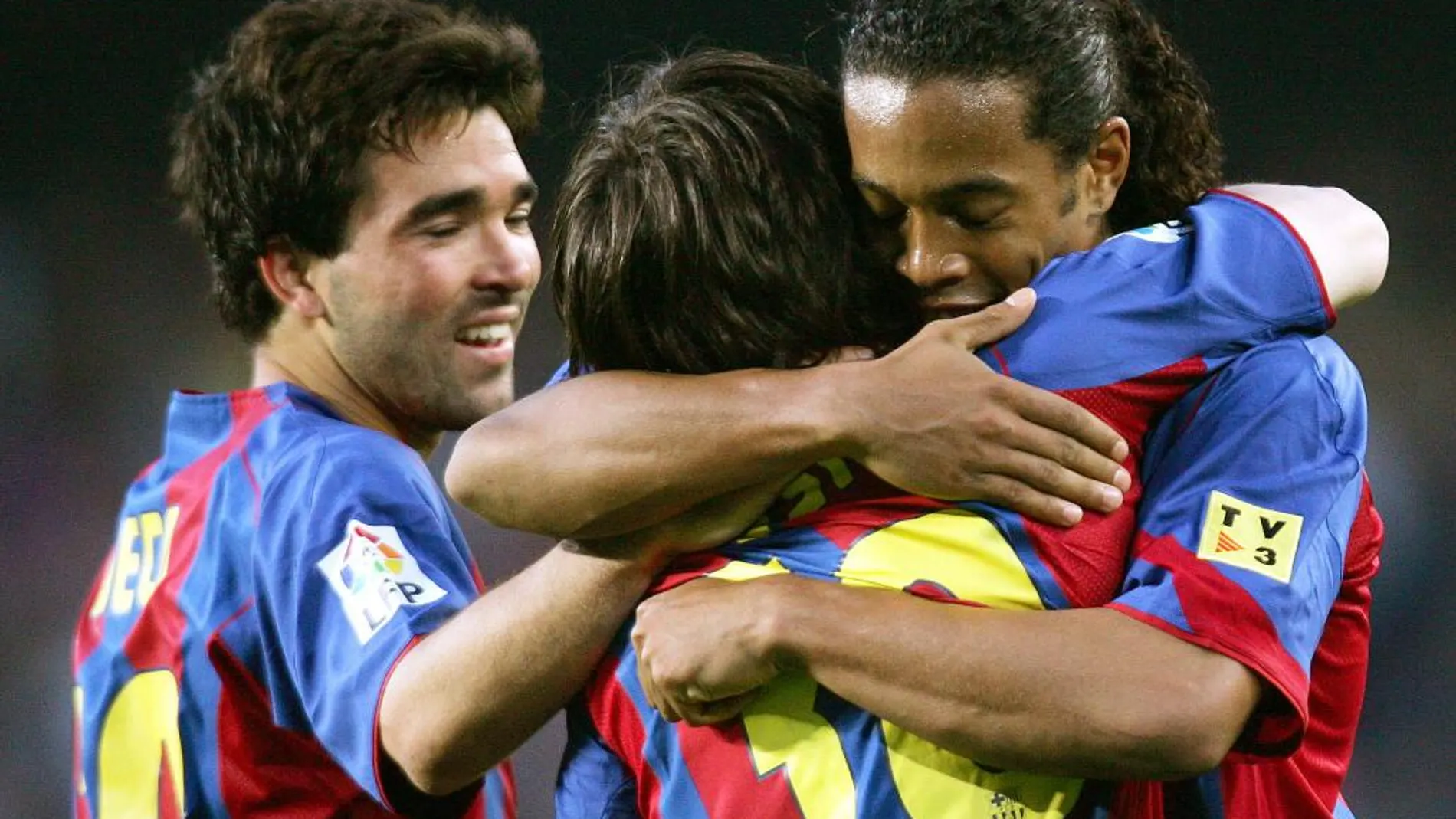 Messi, con el dorsal 30, celebrara junto a Deco y Ronaldinho su tanto ante el Albacete
