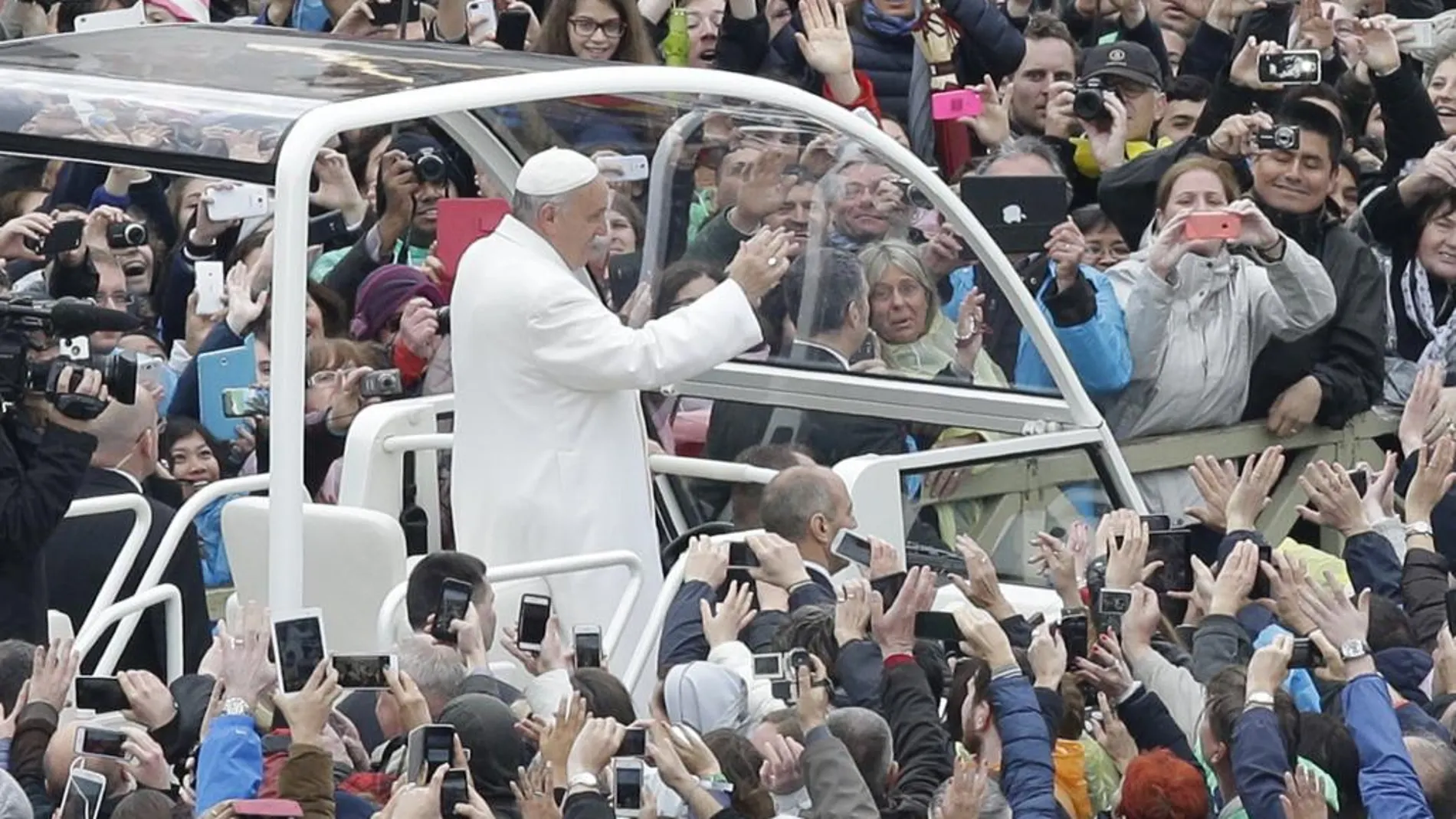 Francisco saluda a su llegada a la Misa de Pascua
