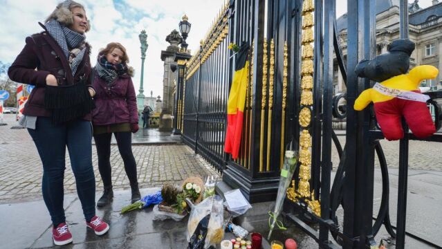 Muchos ciudadanos han depositado flores, velas y cartas en el palacio de Stuyvenberg