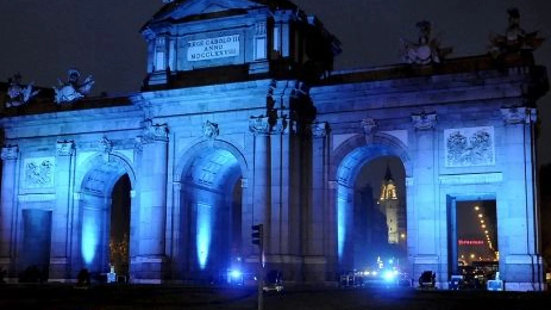 Puerta de Alcalá iluminada de azul por el autismo