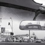 «Double Standards» (1961) de Dennis Hopper retrata el vacío de la ciudad en la que el coche es protagonista junto con la gasolinera, que llena su depósito.