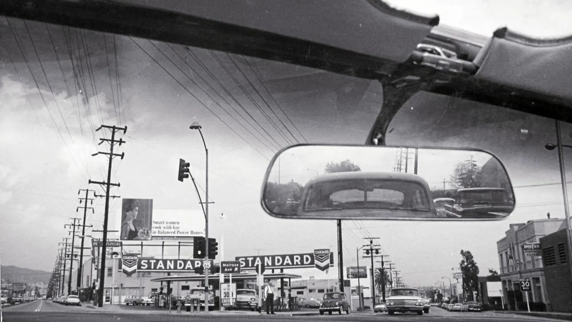 «Double Standards» (1961) de Dennis Hopper retrata el vacío de la ciudad en la que el coche es protagonista junto con la gasolinera, que llena su depósito.