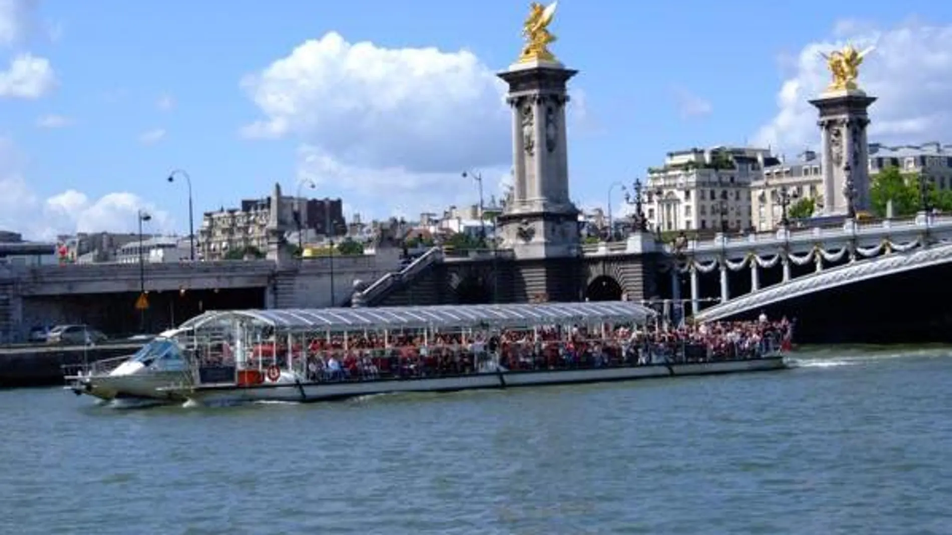 Imagen de uno de los barcos de Bateaux Parisiens