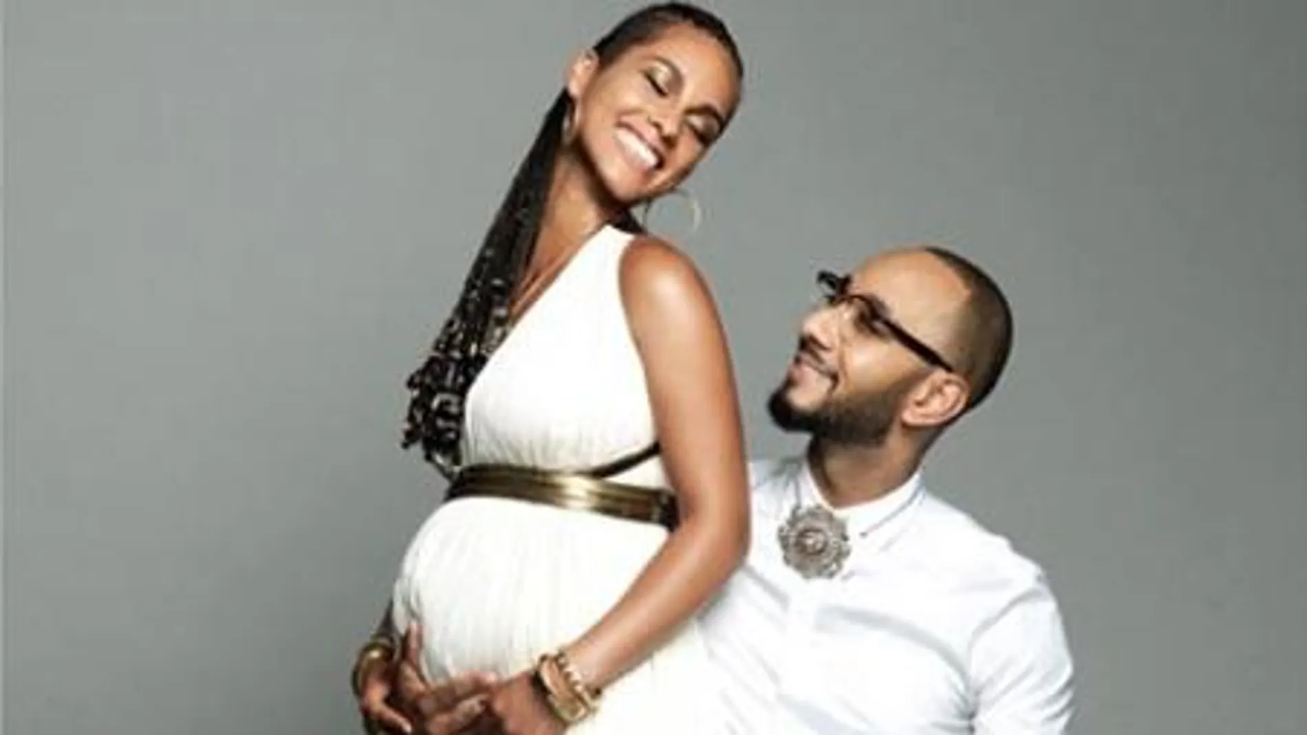 La cantante posa con su marido durante su embarazo