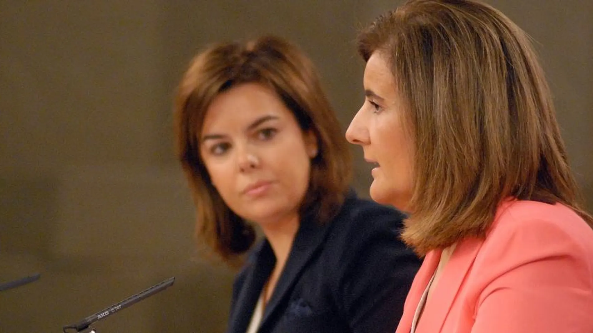 Soraya Sáenz de Santamaría y Fátima Báñez, durante la rueda de prensa posterior al Consejo de Ministros de hoy
