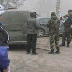 Un miembro de la OSCE observa el lugar del atentado en Mariupol, en Uncrania.