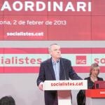La diputada díscola, Rocío Martínez-Sampere, atiende su smartphone mientras Pere Navarro reclama unidad