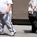 Dos hombres con problemas de obesidad, en una imagen de archivo
