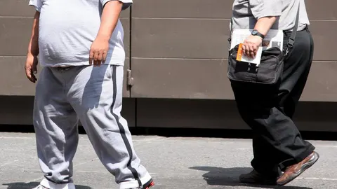Dos hombres con problemas de obesidad, en una imagen de archivo