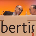 El presidente de Abertis Isidre Fainé conversa con el consejero delegado, Salvador Aleman