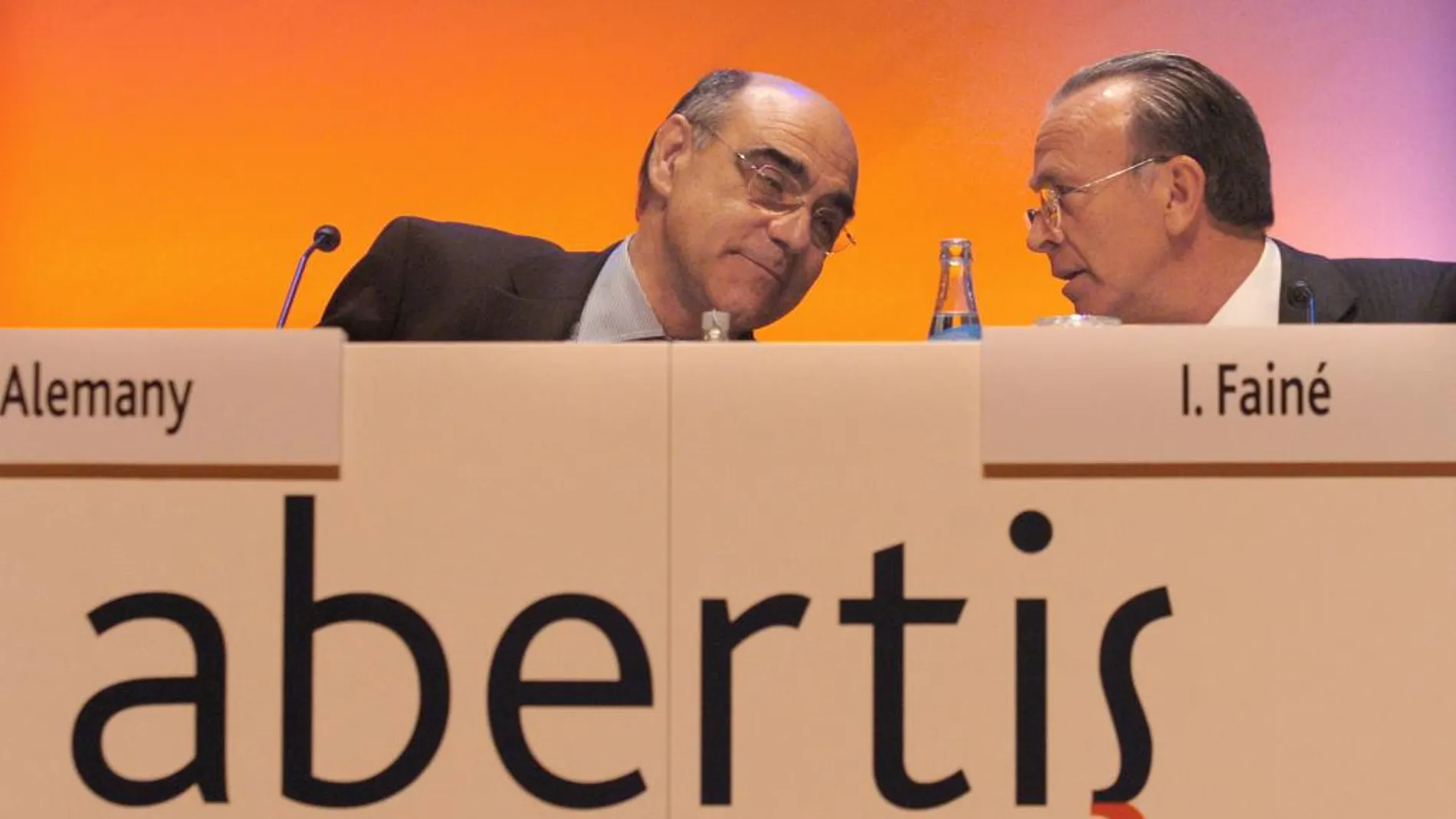 El presidente de Abertis Isidre Fainé conversa con el consejero delegado, Salvador Aleman