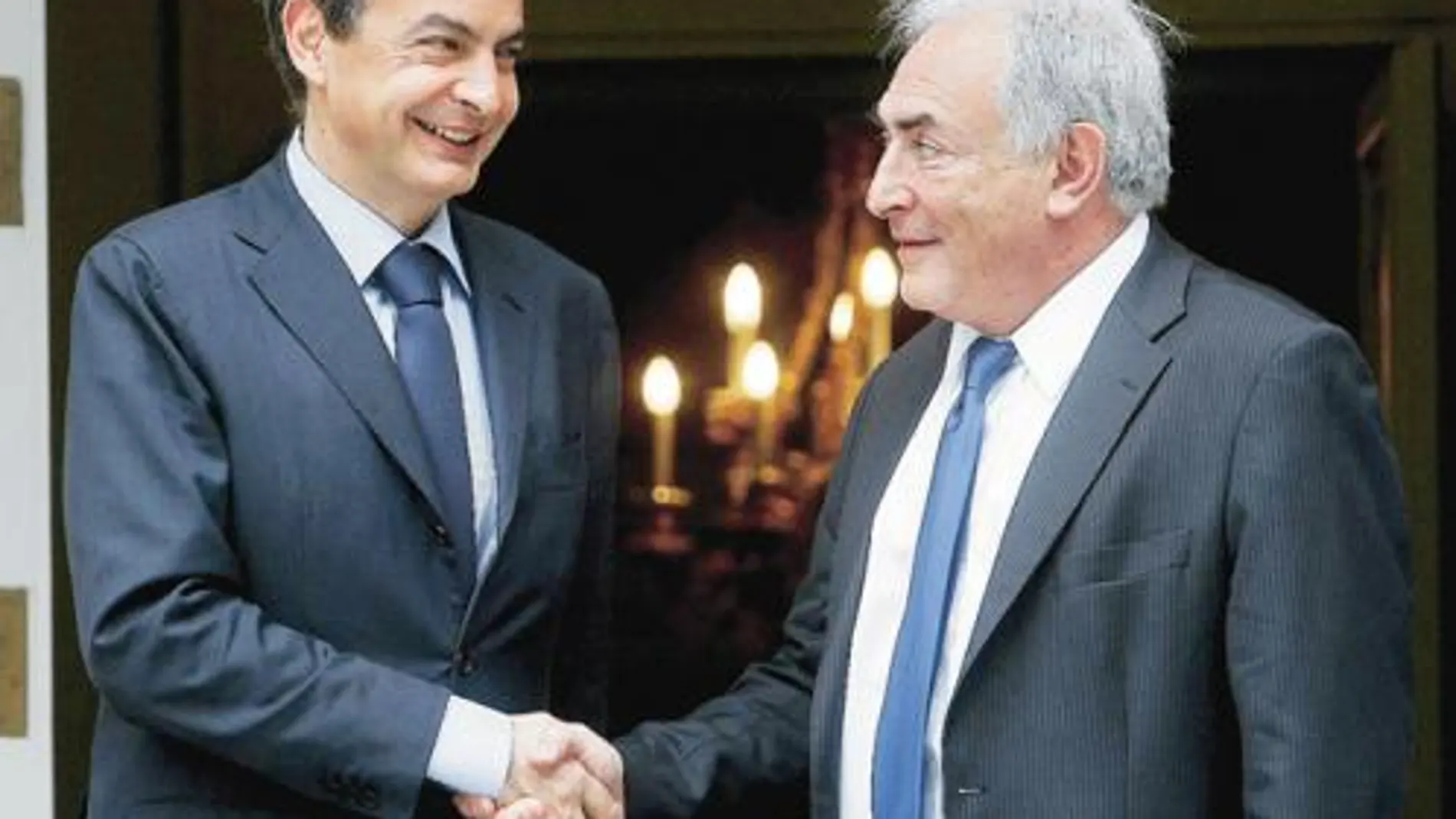 Zapatero, junto al director del FMI, Strauss-Kahn, con el que se reunió ayer en La Moncloa