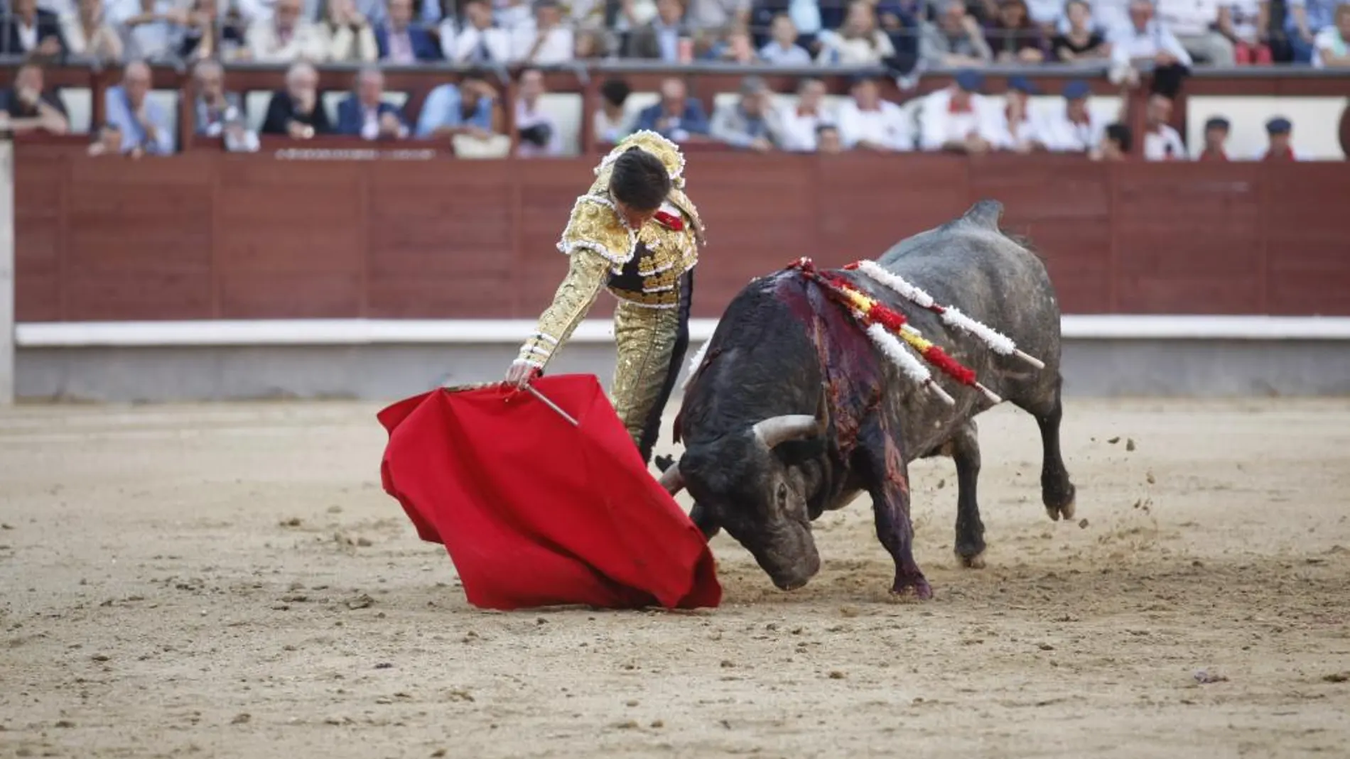 Derechazo de Diego Urdiales en su última aparición en Las Ventas, en la pasada Feria de Otoño