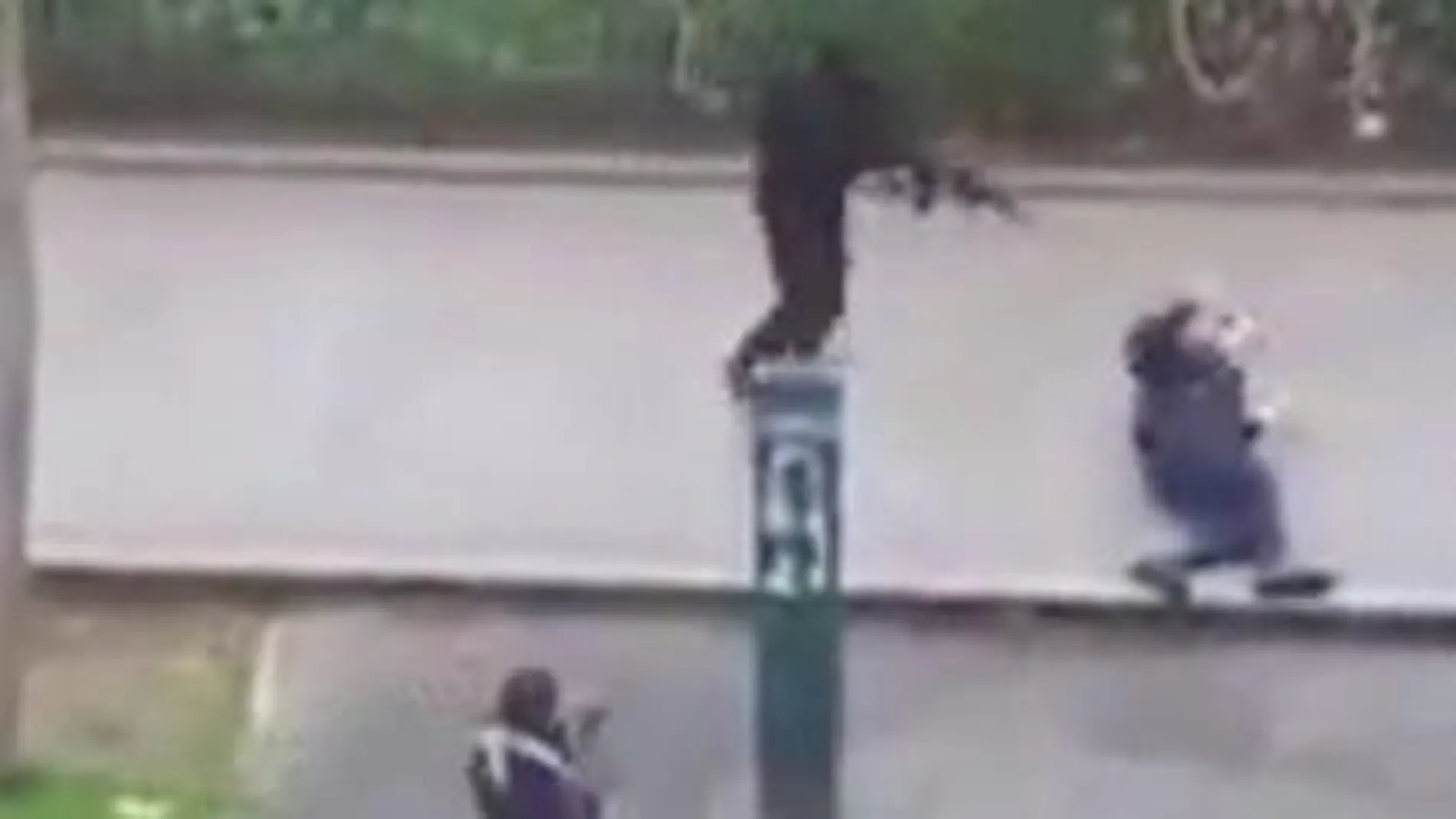 Impactante vídeo del momento en que rematan a un policía