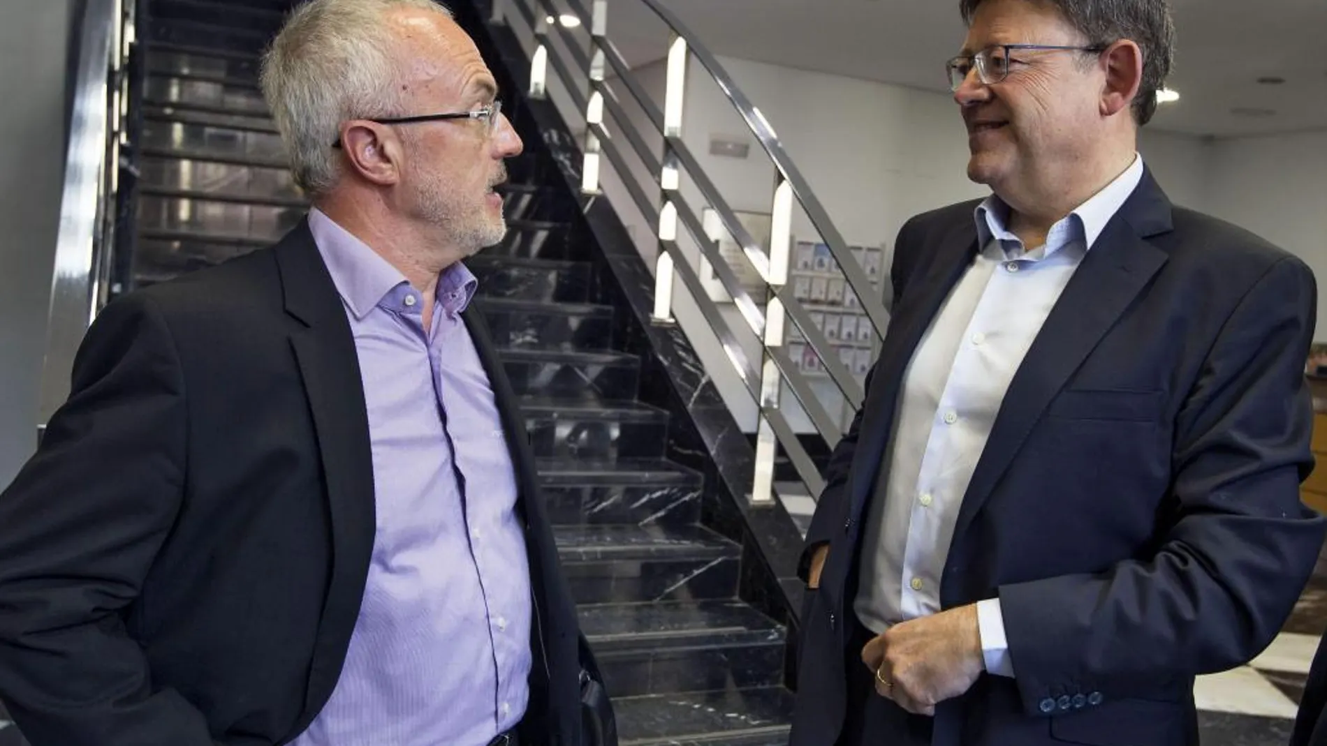 Los candidatos a la Presidencia de la Generalitat del PSPV, Ximo Puig (dcha), y Podemos, Antonio Montiel.