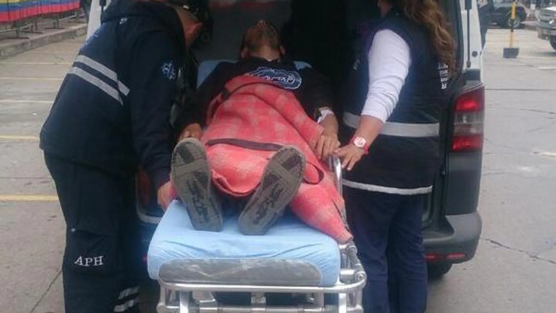 Uno de los dos novilleros evacuados abandona La Santamaría en ambulancia