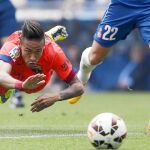 Neymar, por los aires tras recibir una entrada de Lucas Vázquez