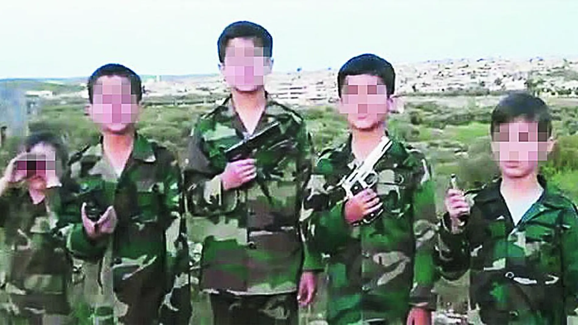 Fotograma del vídeo exhibido ayer durante el juicio, en el que se ve a cinco niños cantando a la yihad armados y uniformados