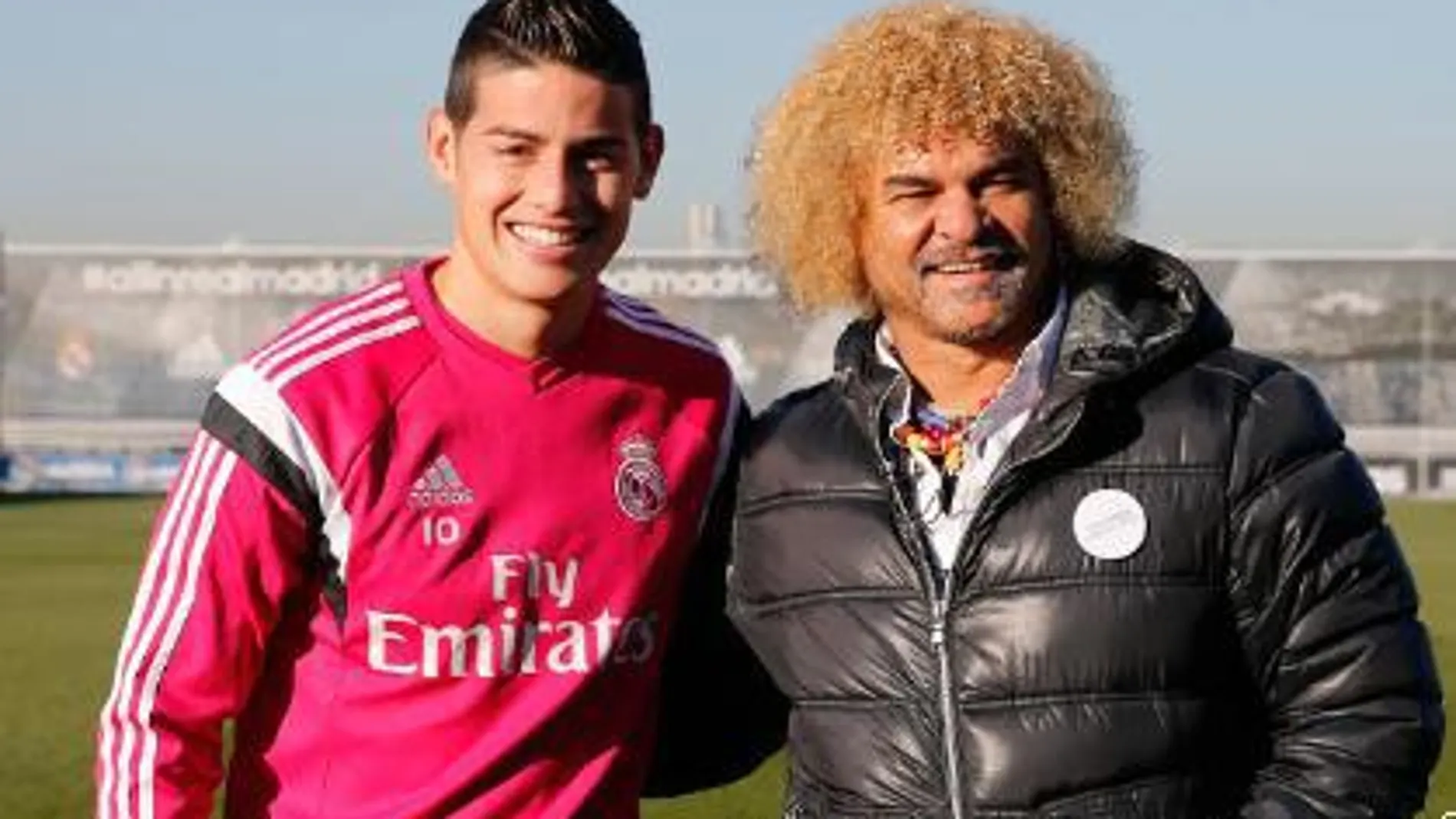 Compatriotas James Rodríguez y el mítico internacional colombiano Valderrama
