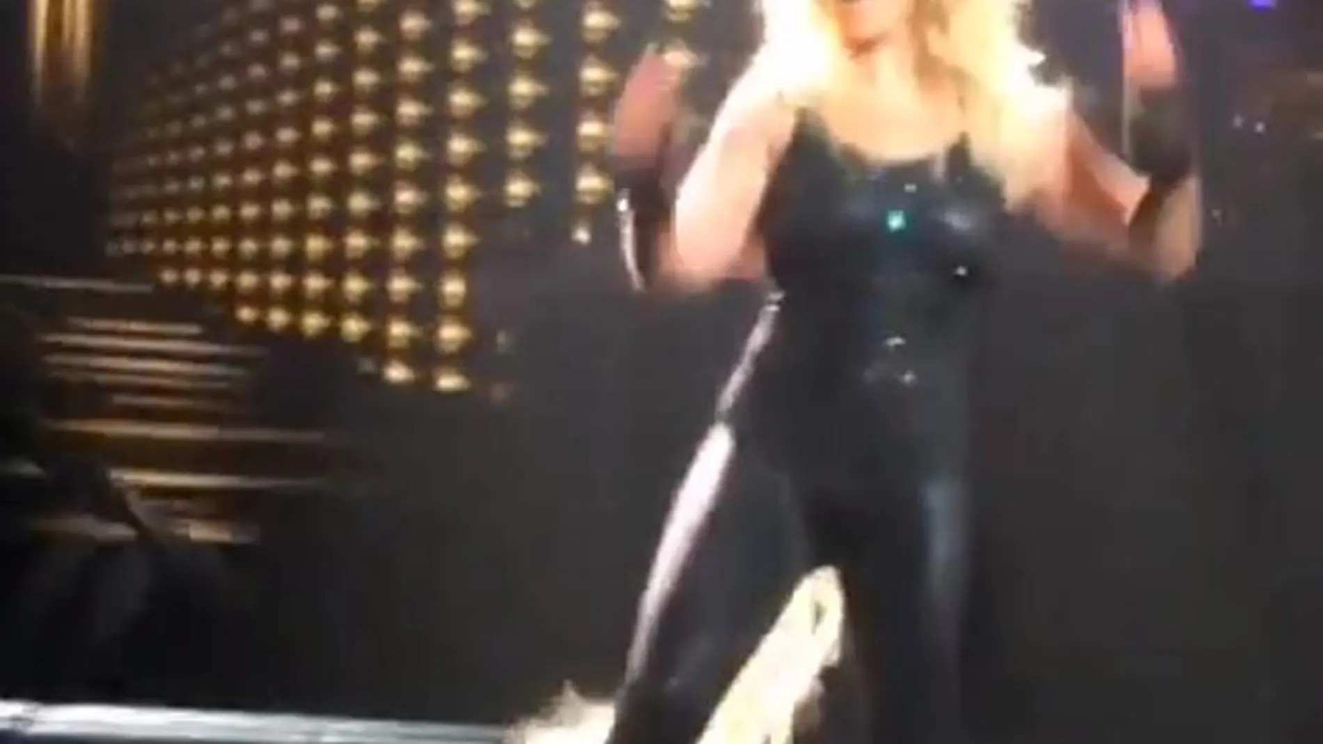 Britney en el momento de perder parte de su pelo