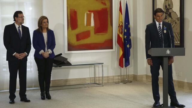 El tenista Rafael Nadal (d) pronuncia unas palabras tras recibir la Medalla de Oro al Mérito en el Trabajo, en presencia del presidente del Gobierno, Mariano Rajoy (i), y la ministra de Empleo, Fátima Báñez.
