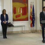 El tenista Rafael Nadal (d) pronuncia unas palabras tras recibir la Medalla de Oro al Mérito en el Trabajo, en presencia del presidente del Gobierno, Mariano Rajoy (i), y la ministra de Empleo, Fátima Báñez.