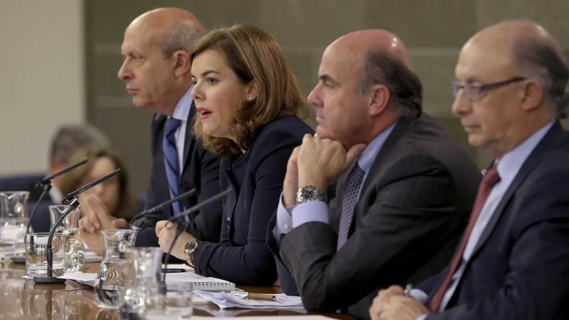 Sáenz de Santamaría (2i), junto a Wert (i); Guindos (2d); y Montoro (d), durante la rueda de prensa tras la reunión semanal del Consejo de Ministros.