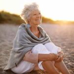 Las mujeres viven más, pero envejecen solas