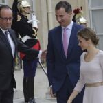 El presidente francés, François Hollande, da la bienvenida a los Reyes