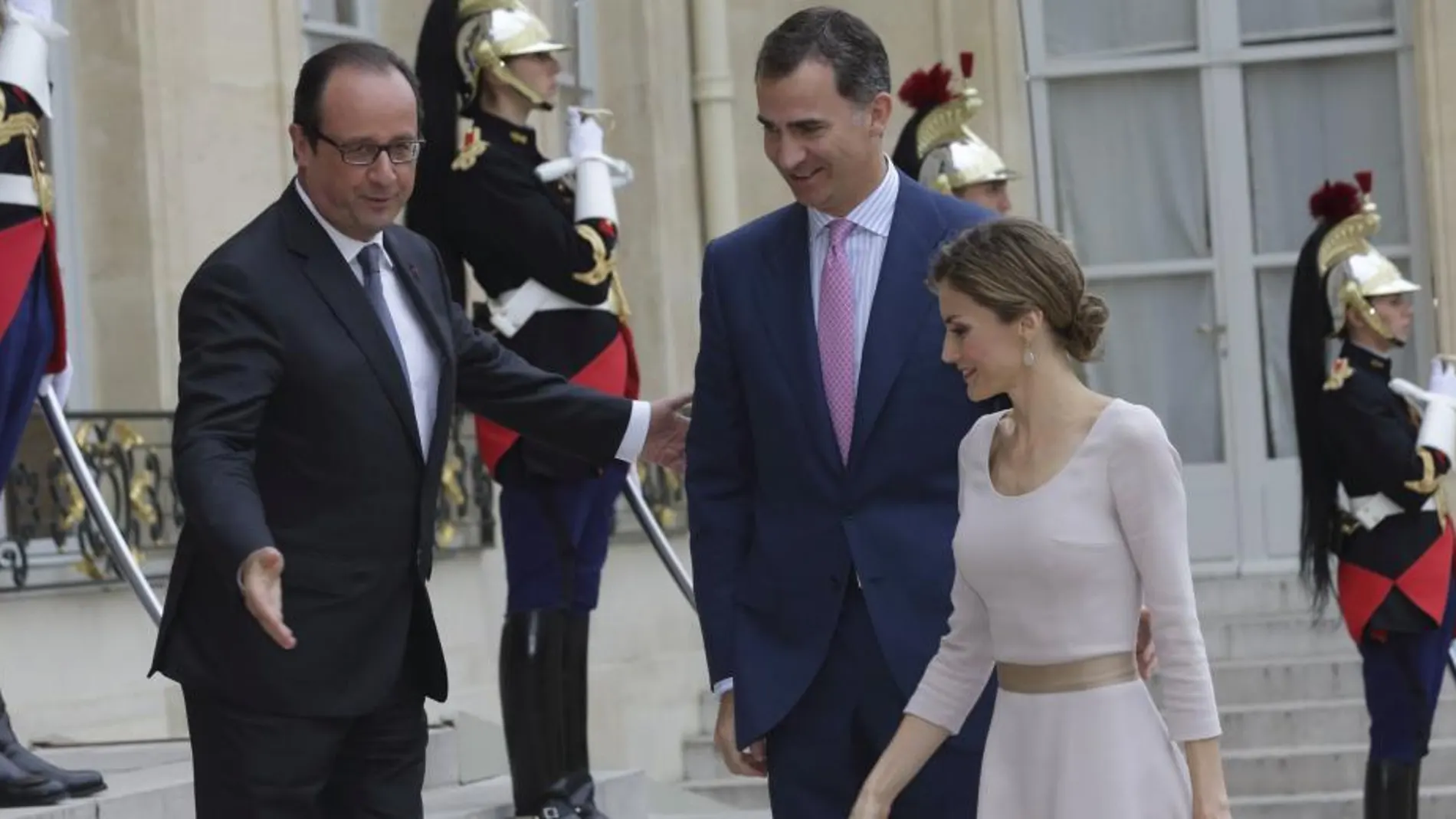 El presidente francés, François Hollande, da la bienvenida a los Reyes