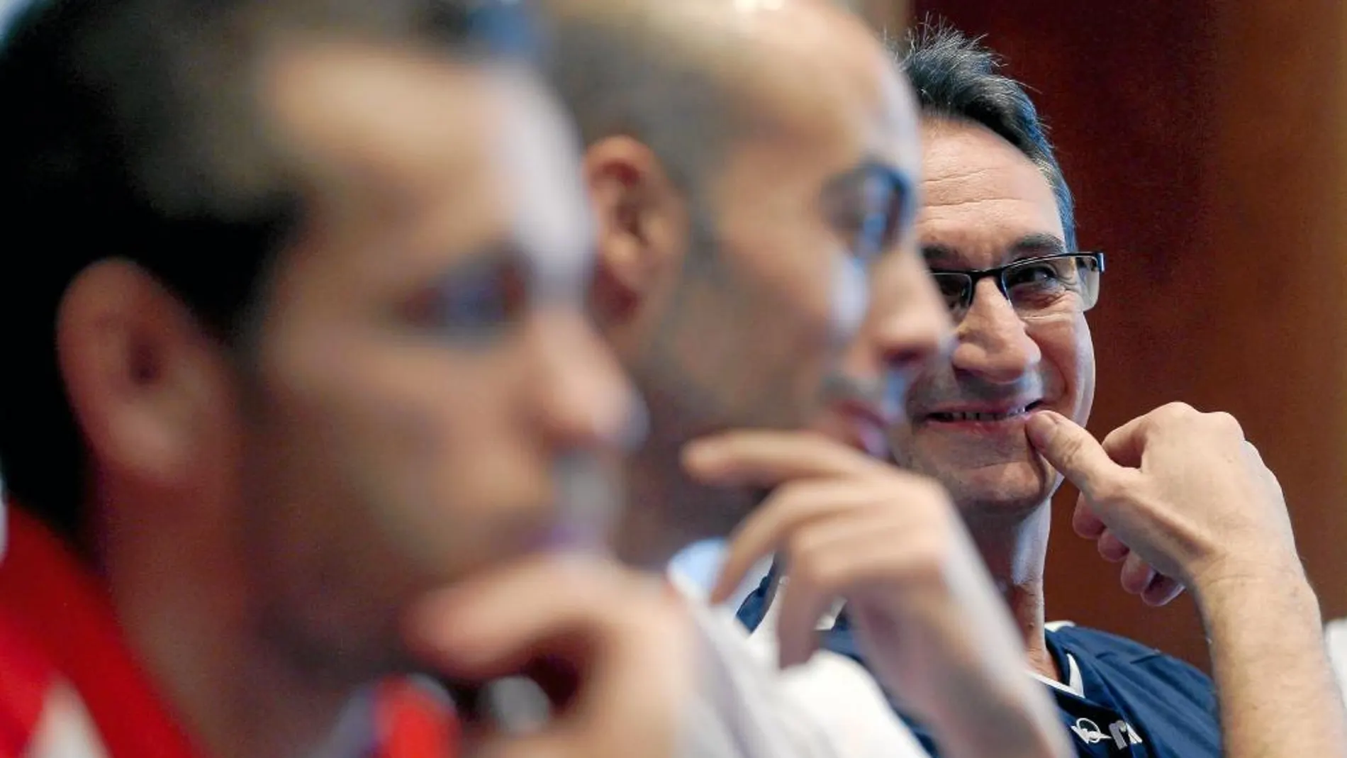 Valero Rivera sonríe, al lado de Rocas y Víctor Tomás, en la conferencia de prensa previa a la final