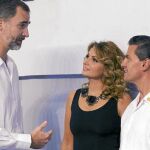 El Rey, ayer, charla con el presidente de México, Enrique Peña Nieto y su esposa, Angélica Rivera